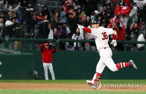 SK, PO 1차전서 넥센에 승리…"박정권, 끝내기 투런 홈런"