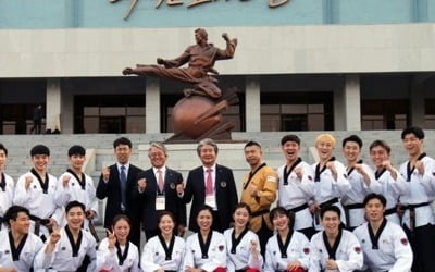 세계태권도연맹 시범단 평양 공연차 출국…총재단도 동행