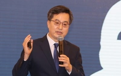 김동연 "증시 불안정 지속시 해외IR·제도개선 고려"