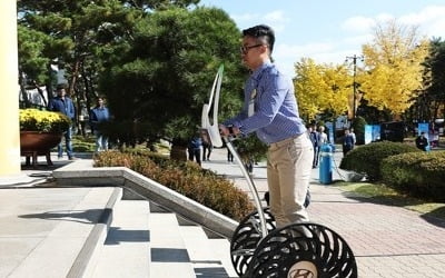 세그웨이 타고 계단 이동도 '척척'…미래차 아이디어 봇물