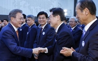 '군산 찍고 경주' 영호남 방문 문대통령…경제챙기기 주력