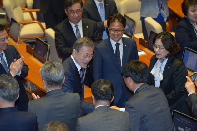 문재인 대통령이 1일 오전 2019년도 예산안 시정연설을 하기 위해 국회 본회의장에 입장하며 의원들과 인사하고 있다. [사진=연합뉴스]