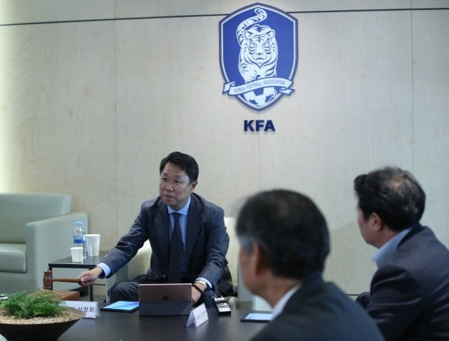 지난 1일 오후 서울 종로구 신문로 축구회관에서 서창희 스포츠 공정위원회 위원장이 병역특례 봉사활동 서류를 조작한 것으로 드러난 수비수 장현수(FC 도쿄)에 대한 징계 여부를 결정하기 위한 회의를 주재하고 있다. [사진=연합뉴스]