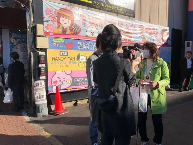 도쿄 코리아타운이 K팝을 등에 업고 화려하게 부활하고 있다. 이같은 부활은 정치와 역사적 관계에 덜 민감하고 한국 가요나 드라마에 관심이 많은 일본 10·20대 등 '신(新) 한류 세대'를 중심으로 이뤄지고 있다. 신오쿠보의 부활을 취재하고 있는 도쿄 한 방송사가 코리아타운을 찾은 일본 관광객을 인터뷰하고 있다. /사진= 노정동 한경닷컴 기자 dong2@hankyung.com