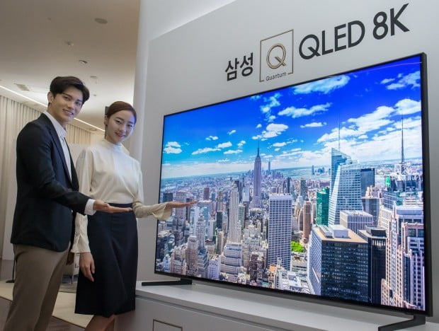 삼성전자는 7일 서울 반포 플로팅 아일랜드컨벤션홀에서 열린 'Q LIVE' 행사에서 'QLED 8K' TV를 소개했다.