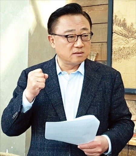 고동진 삼성전자 IM부문장(사장)은 지난 8일 미국 샌프란시스코에서 기자들과 만나 내년 최소 100만대의 폴더블폰을 생산하겠다고 밝혔다. 