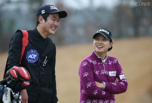 [포토] 밝은 표정으로 이동하는 김보배