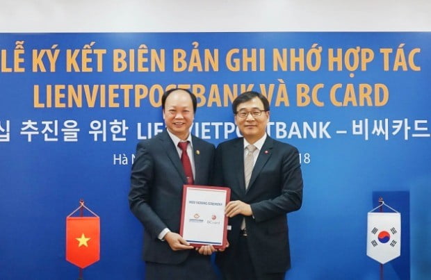 (사진 왼쪽부터)응웬 딘 탕(Nguyen Dinh Thang) 리엔비엣포스트은행 회장, 이문환 BC카드 사장.(사진=BC카드)