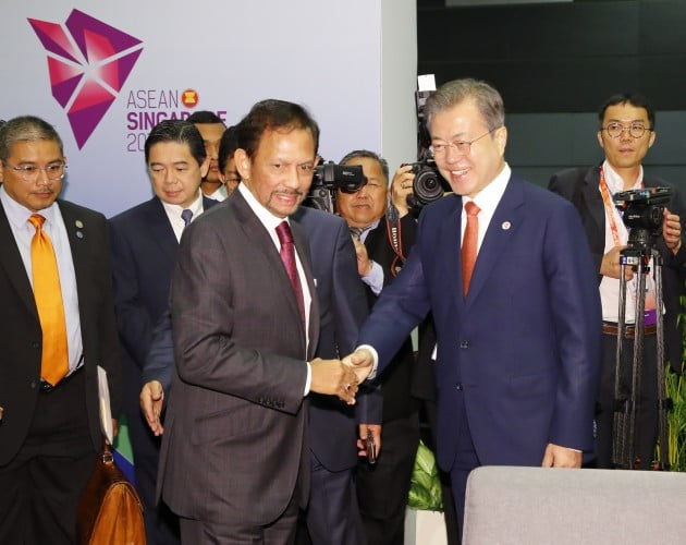 아세안(ASEAN) 관련 회의 참석을 위해 싱가포르를 방문 중인 문재인 대통령이 14일 오전 싱가포르 선텍 컨벤션센터 회담장에서 하사날 볼키아 브루나이 국왕을 만나 악수하고 있다. [사진=연합뉴스]
