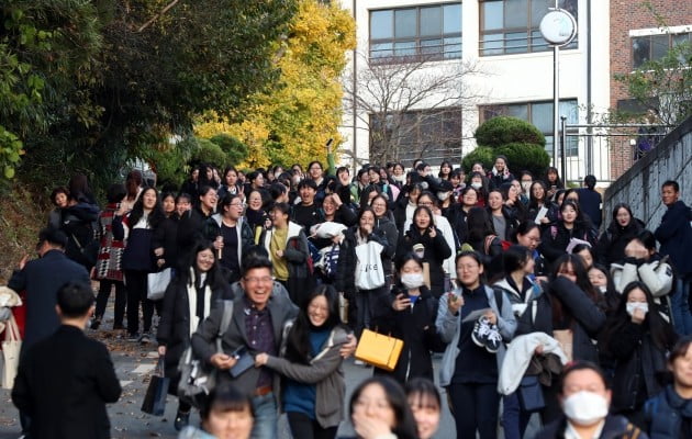 15일 오후 광주 남구 동아여고에 마련된 광주교육청 26지구 제37시험장에서 대학수학능력시험을 치른 학생들이 나와 홀가분한 기분을 표현하고 있다. [사진=연합뉴스]