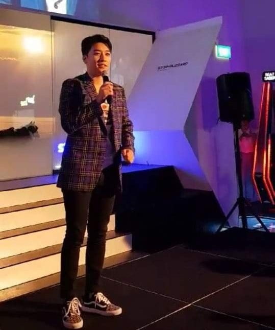 가수 승리가 지난 15일 열린 '헤드락 VR 싱가포르 개관식'에서 사업을 설명하고 있다. 소셜네트워크 제공