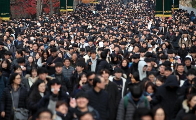 18일 오전 서울 종로구 성균관대학교에서 2019학년도 수시모집 논술고사를 치른 수험생들이 학교를 나서고 있다. [사진=연합뉴스]