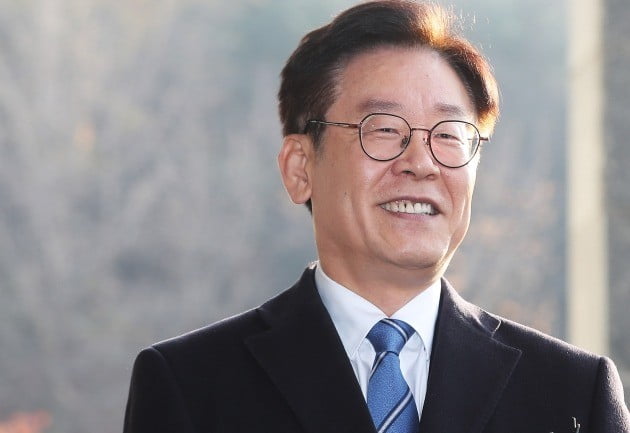 이재명 경기도지사가 19일 오전 경기도 수원시 경기도청으로 출근하며 이른바 '혜경궁 김씨(@08__hkkim)' 트위터 계정 소유주는 이 지사의 부인 김혜경 씨라는 수사결과 관련 입장을 밝힌 후 취재진 질문에 답하며 미소를 짓고 있다.
    
경기남부지방경찰청 사이버수사대는 공직선거법 위반(허위사실 공표) 및 명예훼손 등 혐의로 입건된 김씨를 이날 오전 기소의견으로 검찰에 송치한다. [사진=연합뉴스]