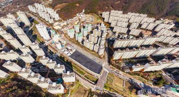 경기 용인시 수지구 신봉지구. 가운데 빈공간에 새 아파트가 분양될 예정이다.