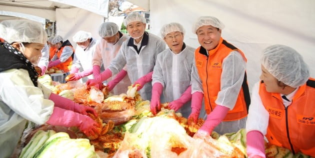 하이트진로 임직원들이 겨울철 맞이 어려운 이웃을 위한 김장김치 나눔 행사에 참여해 직접 김치를 담그고 있다. 왼쪽부터 마재윤 전북소방본부장, 하이트진로 김인규 사장, 전라북도 김송일 행정부지사, 신동선 의용소방대 연합회장, 심미혜 전북의용소방여성회장.