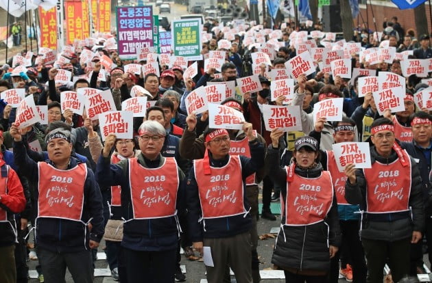 지난 16일 오후 서울 청와대 사랑채 앞에서 열린 민주노총 전국 단위사업장 대표자 결의대회에서 김명환 민주노총 위원장(가운데)을 비롯한 참석자들이 구호를 외쳤다. [사진=연합뉴스]