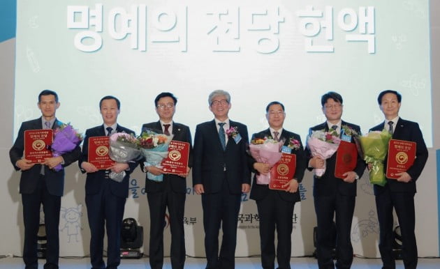 경기도 일산 킨텍스에서 22일 열린 ‘대한민국 교육기부 박람회’ 시상식에서 김정국 공항철도 부사장(오른쪽 첫번째)이 기념 촬영을 하고 있다. 공항철도 제공 
