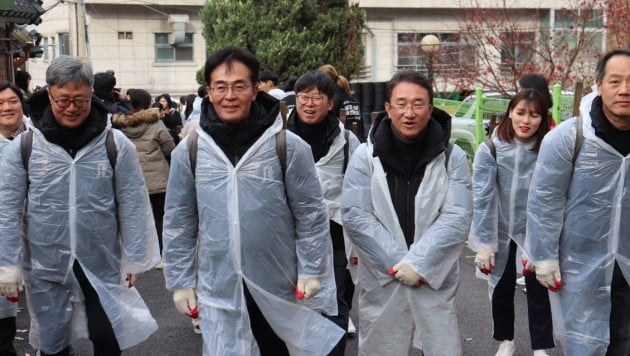 한진그룹 임직원들과 인하대 학생들이 미추홀구 학익동 주민에게 전달할 연탄을 나르고 있다. 인하대 제공
