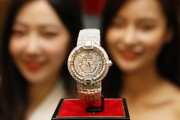 29일 롯데백화점 본점 에비뉴엘 '로저드 뷔' 매장에서 모델들이 16억원대 다이아몬드 시계를 소개하고 있다. /사진=롯데백화점