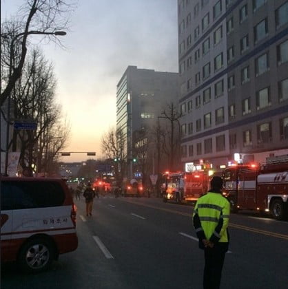 수원역 인근 골든프라자 화재 _ 사진 독자 제공