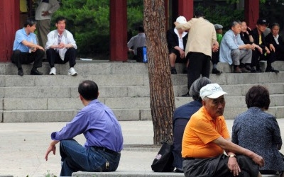 기초연금 받는 빈곤층 40만명에 月10만원 지급…복지 예산 4000억 늘리겠다는 국회