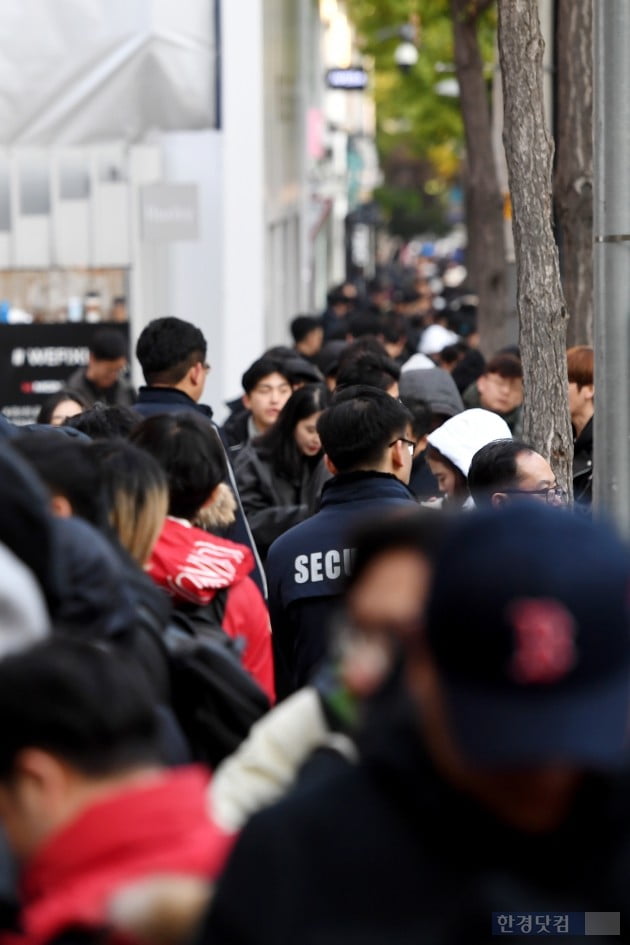 [포토] 아이폰 구매 줄에 가로수길은 아침부터 만원