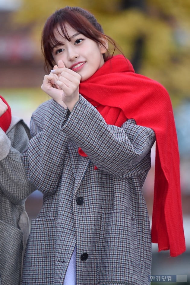 [포토] 아이즈원 안유진, '내 하트를 받아라~'