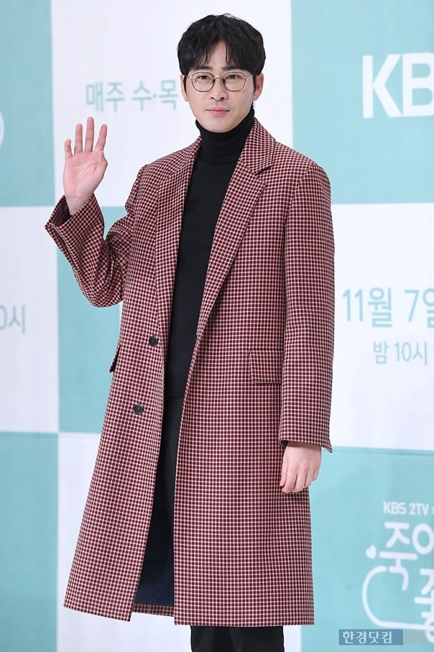 [포토] 강지환, '부드러운 손인사~'