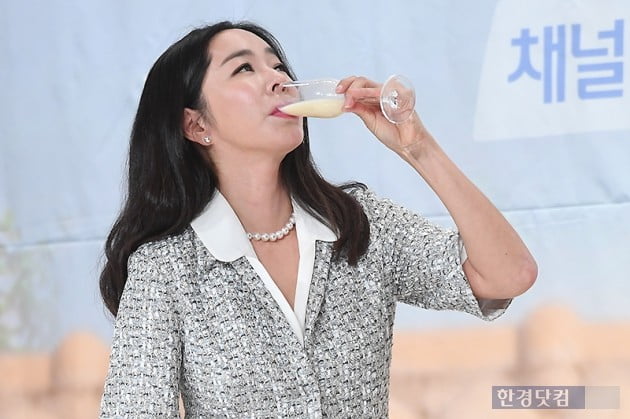 [포토] 이혜영, '거침없이 막걸리 원샷~'