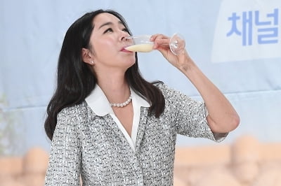 [포토] 이혜영, '거침없이 막걸리 원샷~'