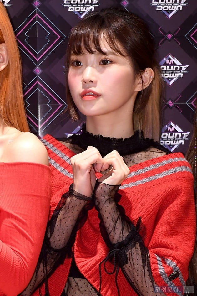 [포토] 프로미스나인 송하영, '귀여움 가득~'