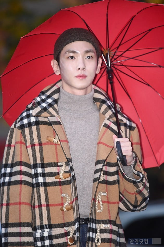[포토] 샤이니 키, '빨간 우산 쓰고 멋지게~'