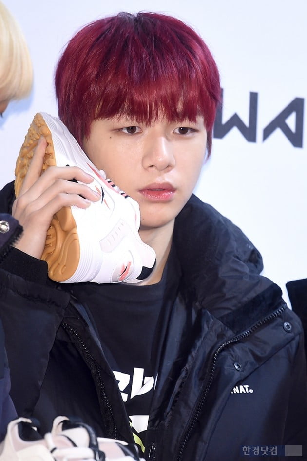 [포토] 워너원 강다니엘, '진지한 통화중'