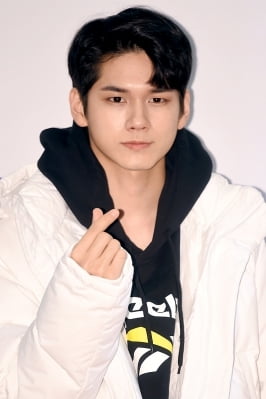 [포토] 워너원 옹성우, '멋지게 손가락 하트~'