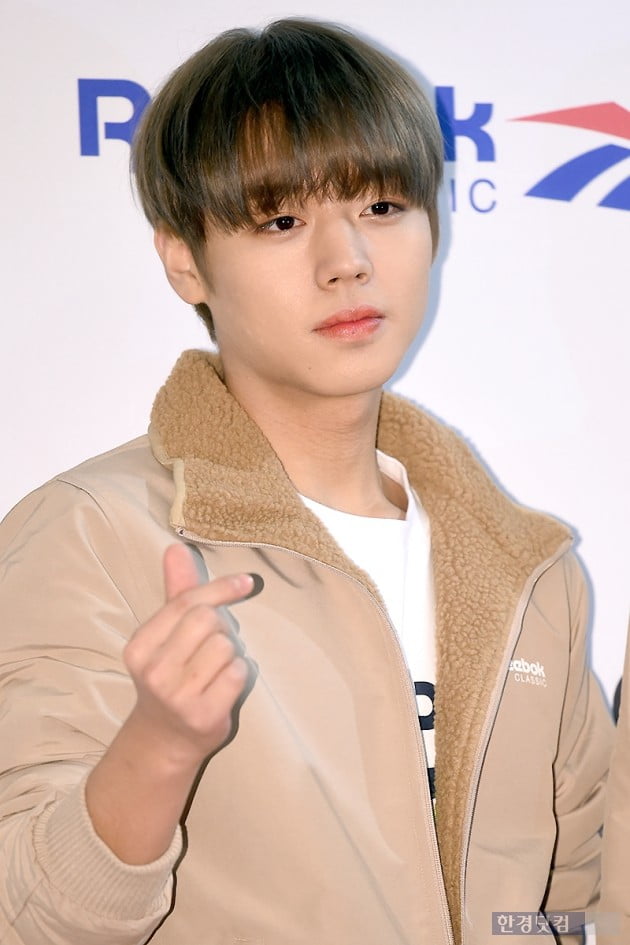 [포토] 워너원 박지훈, '워너블 사로잡는 부드러운 하트~'