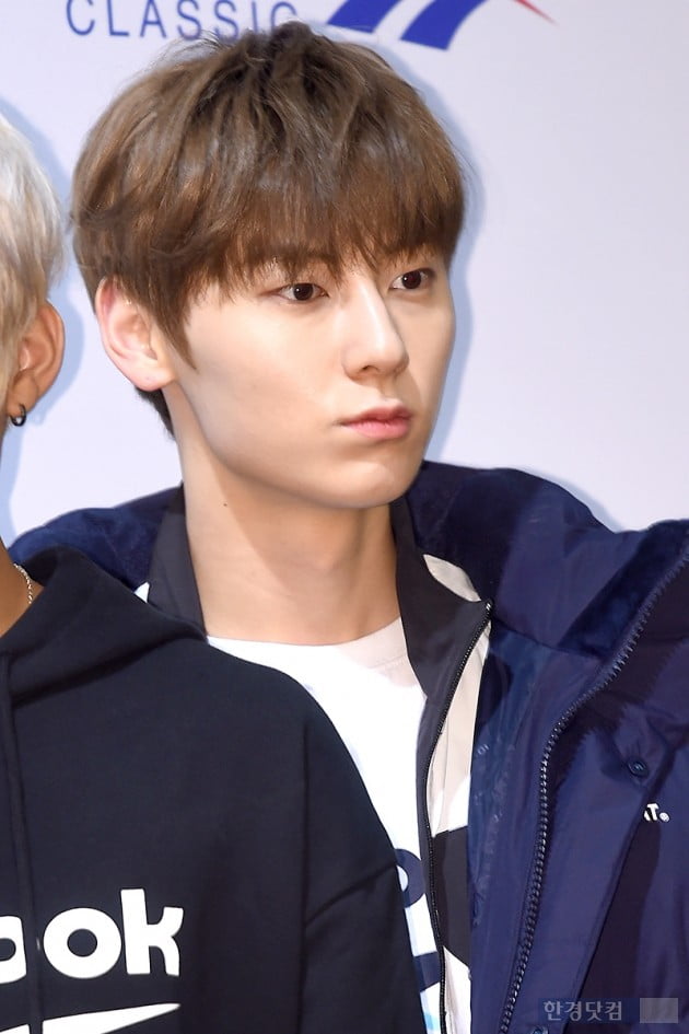 [포토] 워너원 황민현, '베일 듯 날카로운 턱선'