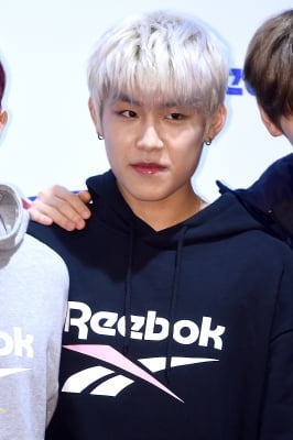 [포토] 워너원 박우진, '유독 새빨간 입술~'