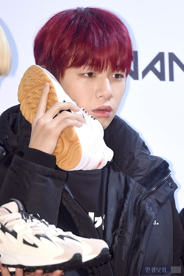 [포토] 워너원 강다니엘, '전화가 왔어요~'