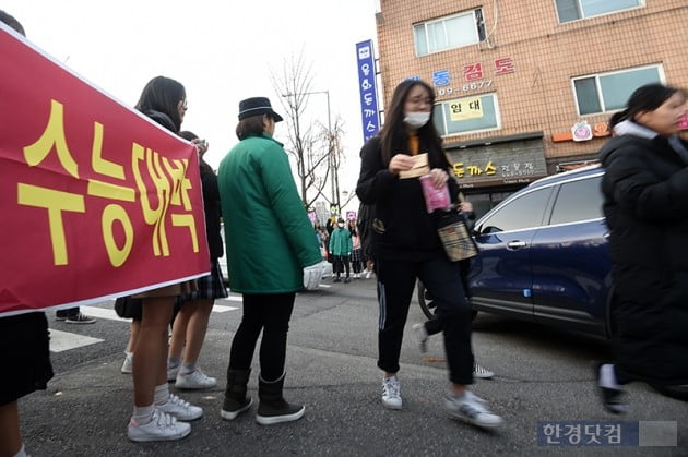 [포토] 수능대박 응원 받으며 시험장으로