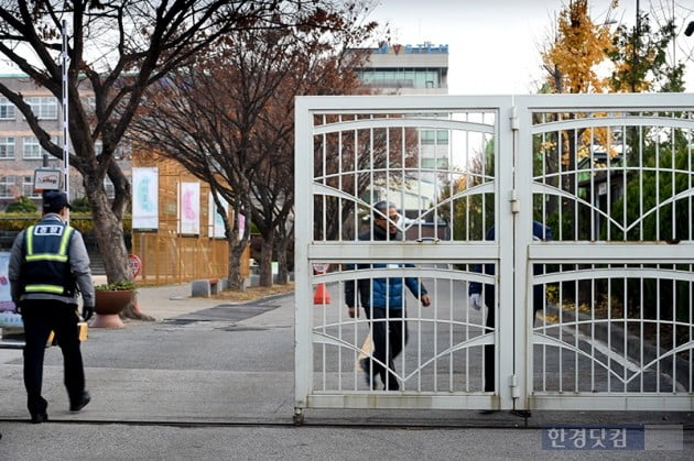 [포토] 수능시험 시작 닫히는 교문