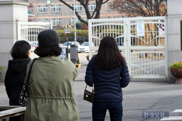 [포토] 수능 시험장 떠나지 못하는 어머니