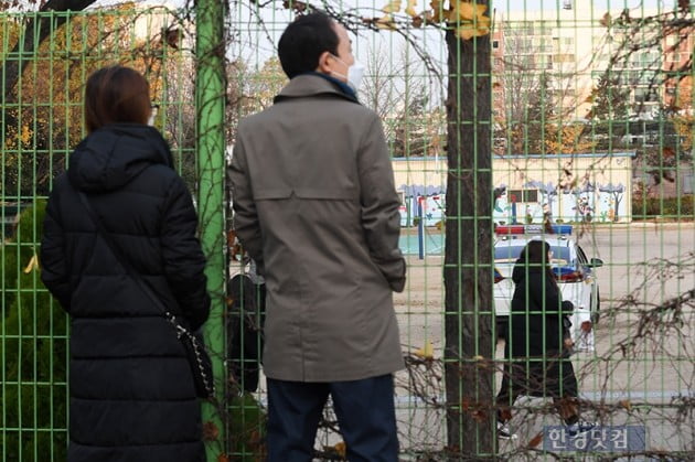 [포토] 발길이 떨어지지 않아