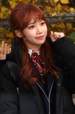 [포토] 아이즈원 김채원, '수능 대박나겠습니다~'