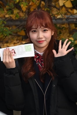 [포토] 아이즈원 김채원, '수험표 인증~'