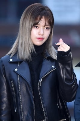 [포토] 트와이스 정연, '시크한 모습으로 하트~'