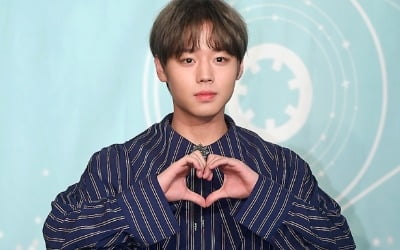 [포토] 워너원 박지훈, '멋진 모습으로 하트~'