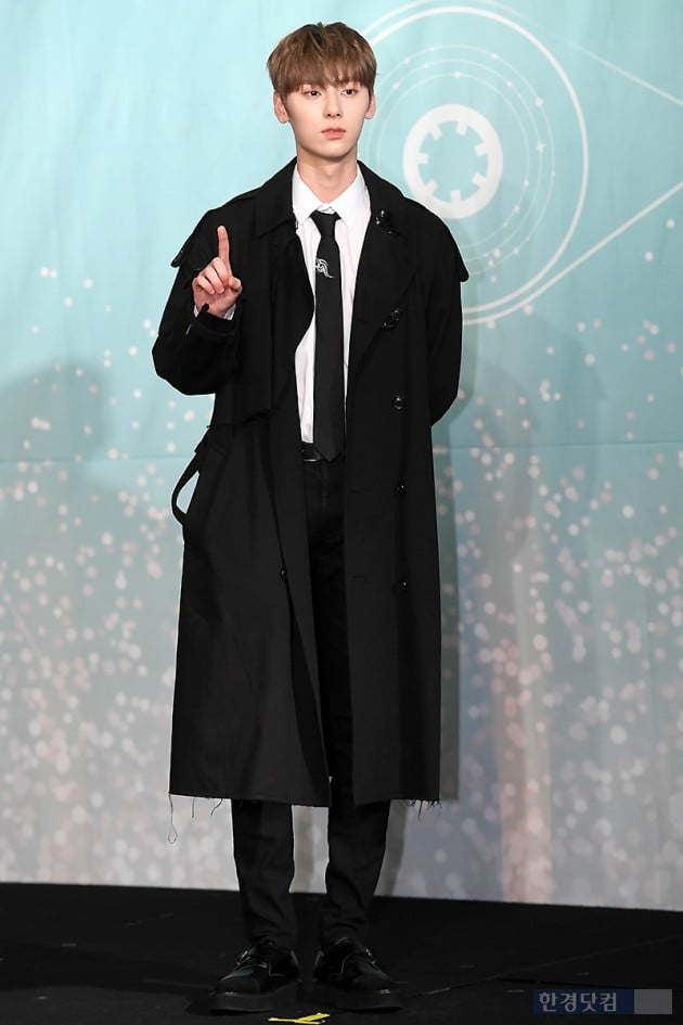 [포토] 워너원 황민현, '블랙 코트 입고 멋지게~'