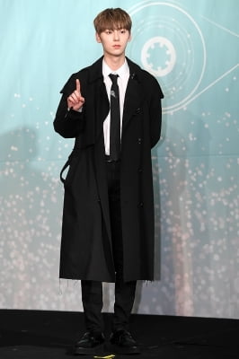  워너원 황민현, '블랙 코트 입고 멋지게~'