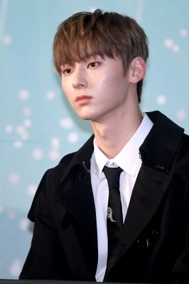  워너원 황민현, '무표정에도 돋보이는 잘생김'