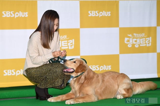 [포토] 문정희, '반려견 마누는 먹이만 바라봐~'